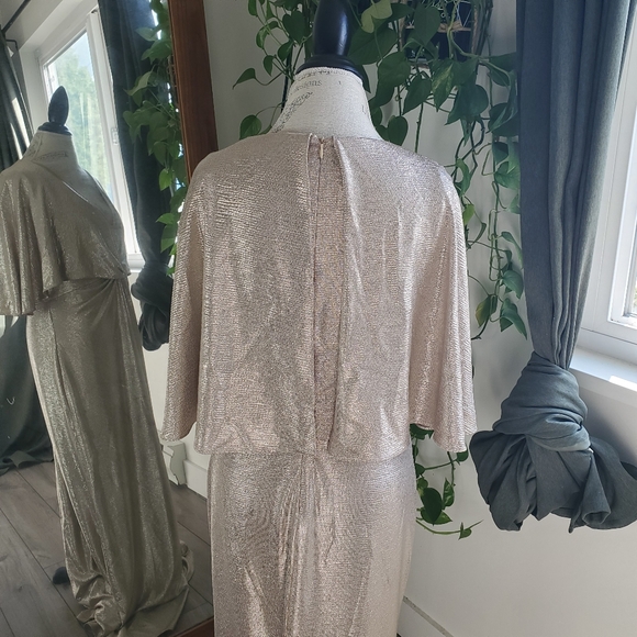 RALPH LAUREN | Gold Champagne Foil Print Jersey Cape Gown (Size 14) - Picture 11 of 15